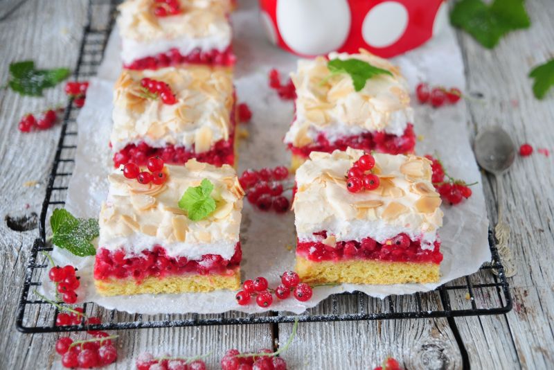 Kruchy porzeczkowiec z bezą Kruchy porzeczkowiec z bezą