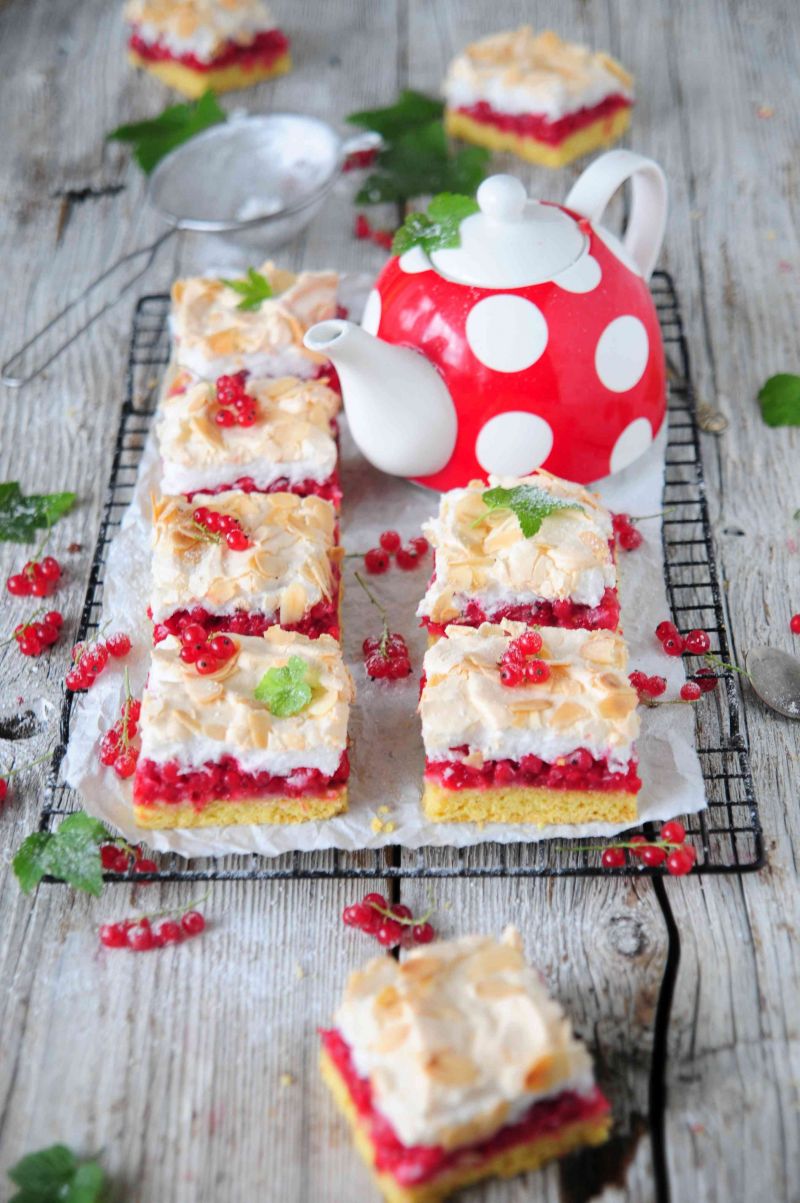 Kruchy porzeczkowiec z bezą Kruchy porzeczkowiec z bezą