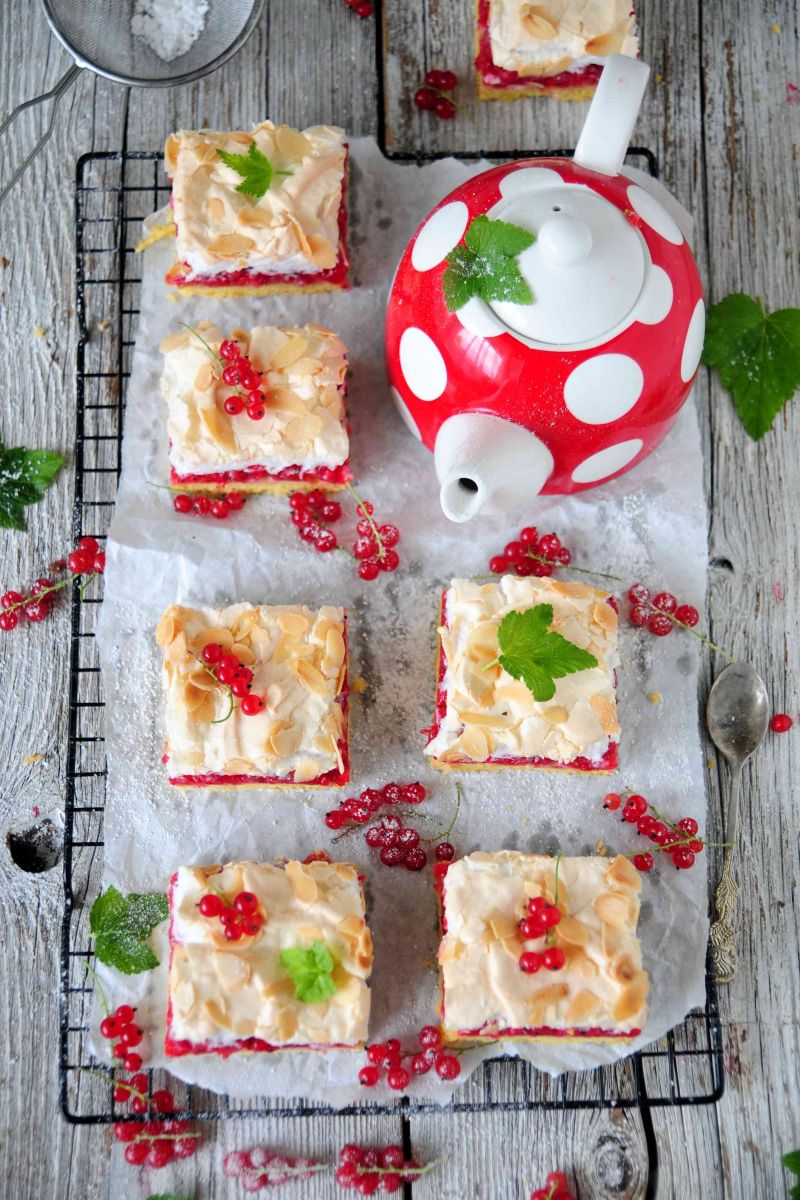 Kruchy porzeczkowiec z bezą Kruchy porzeczkowiec z bezą