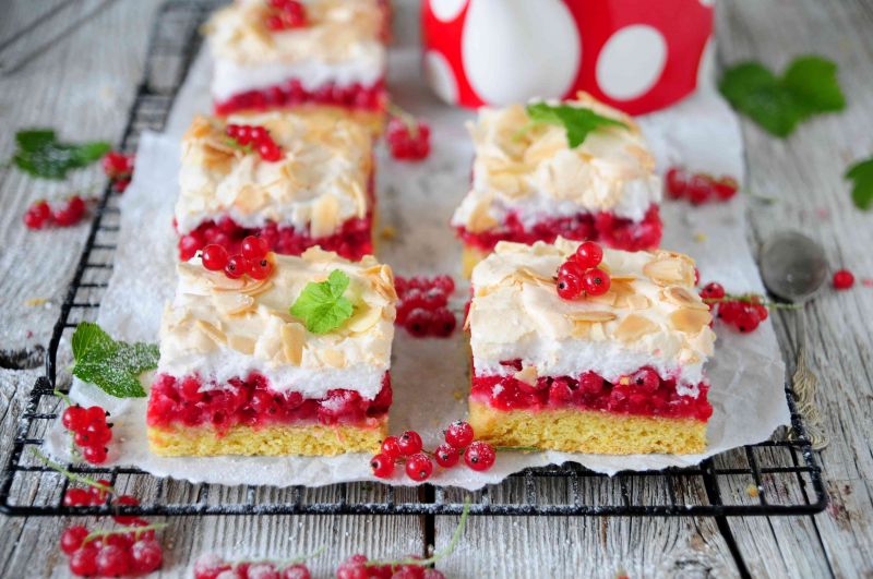 Kruchy porzeczkowiec z bezą Kruchy porzeczkowiec z bezą