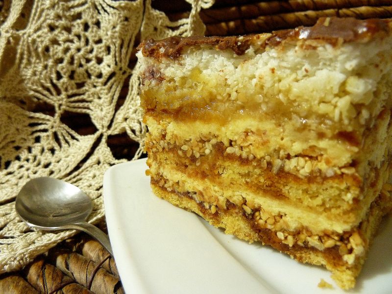 Kruchy przekładaniec z sezamem i masą kokosową 