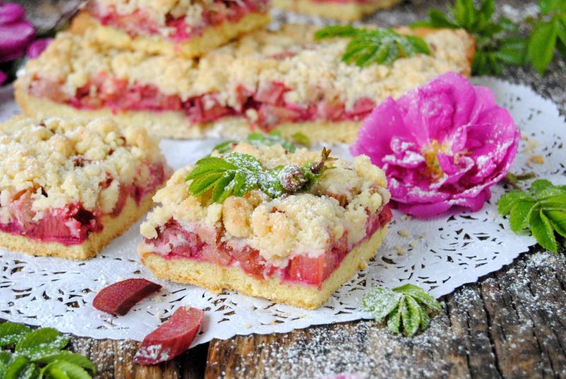Kruchy z różą i rabarbarem