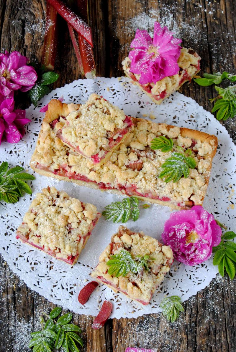 Kruchy z różą i rabarbarem