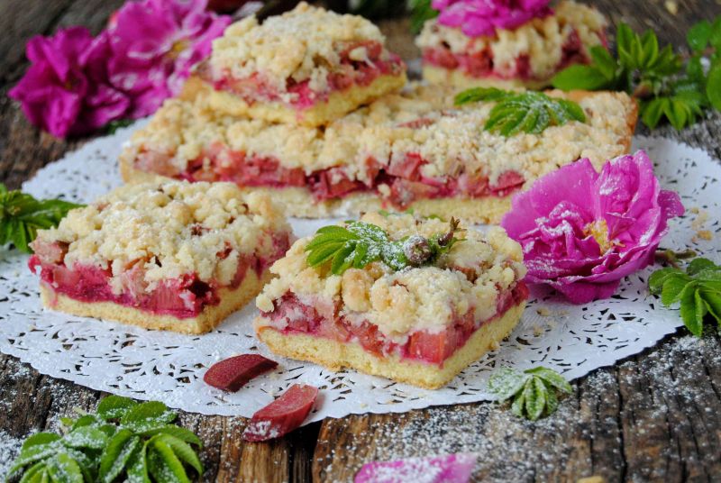 Kruchy z różą i rabarbarem