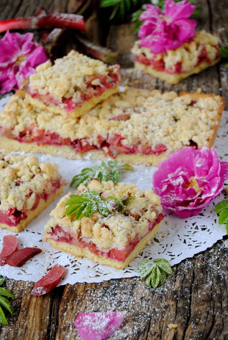 Kruchy z różą i rabarbarem