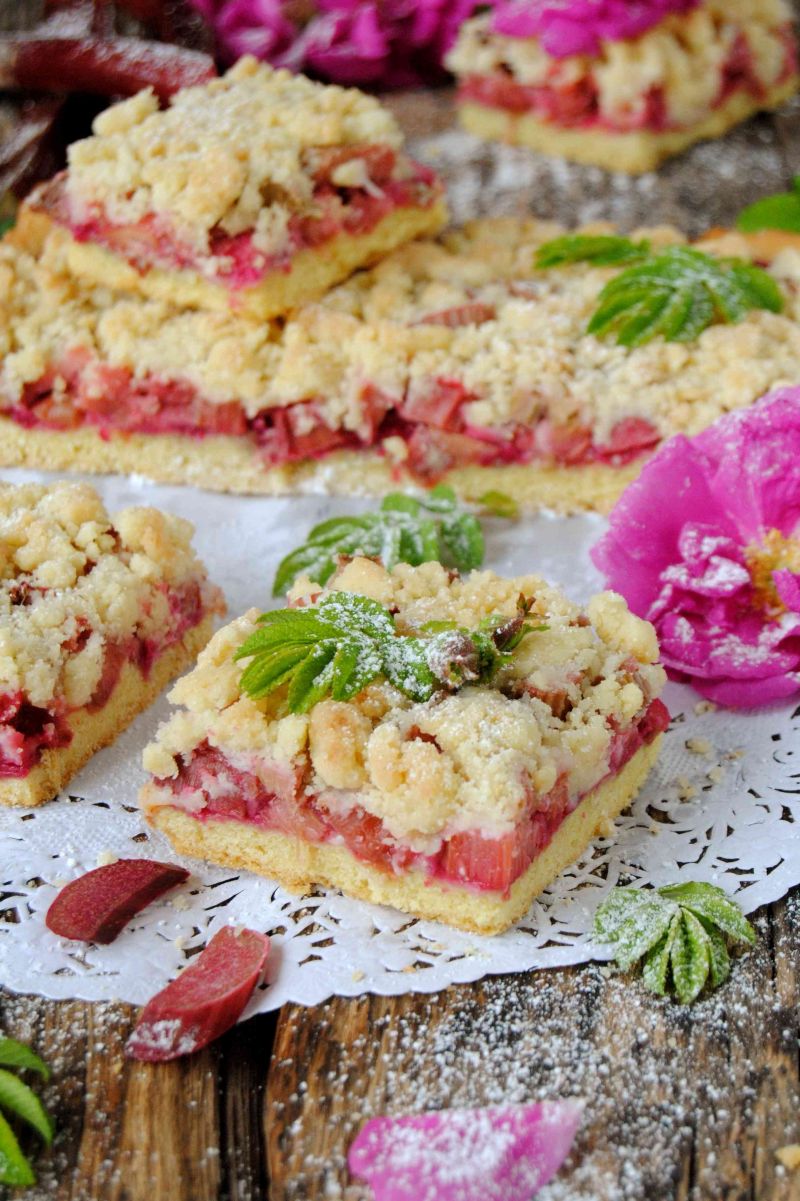 Kruchy z różą i rabarbarem