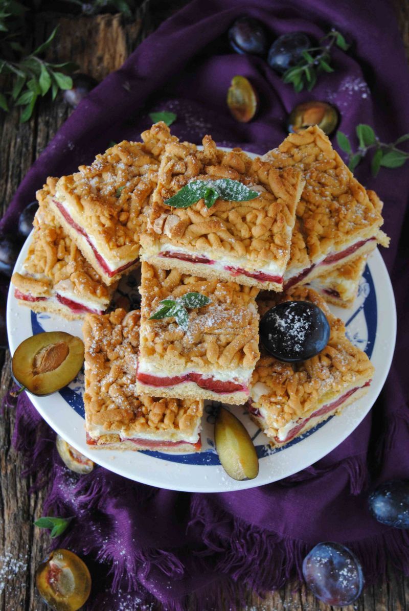Kruchy z śliwkami i pianką budyniową  Kruchy z śliwkami i pianką budyniową