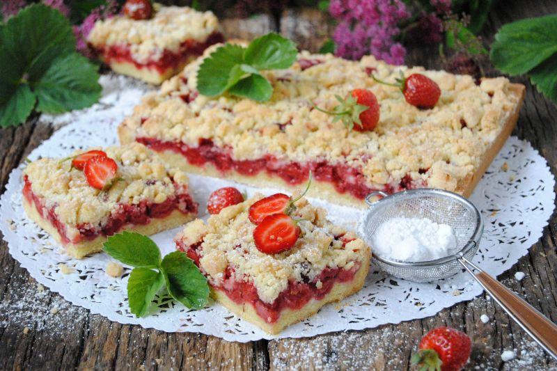 Kruchy z truskawkami i kruszonką