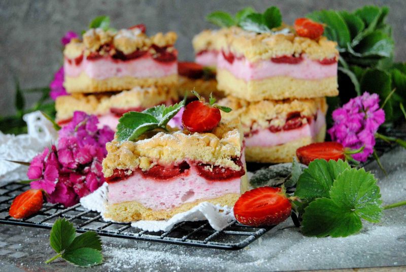 Kruchy z truskawkami i wiśniową pianką Kruchy z truskawkami i wiśniową pianką