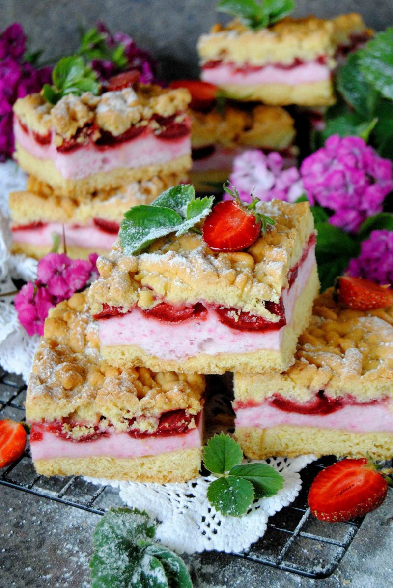 Kruchy z truskawkami i wiśniową pianką Kruchy z truskawkami i wiśniową pianką