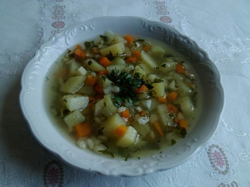 Krupnik na karkówce z młodymi warzywami