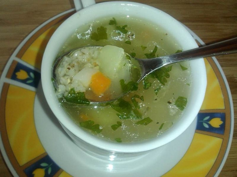 Krupnik z jęczmienną kaszą na udku z kurczaka  Krupnik z jęczmienną kaszą na udku z kurczaka