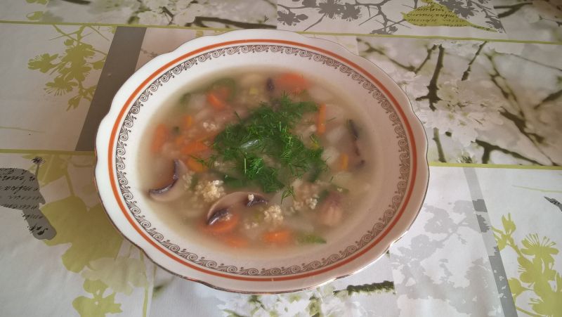 Krupnik z kaszą jaglaną i pieczarkami