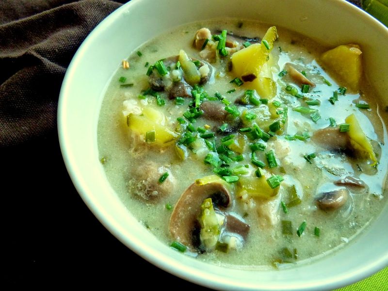 Krupnik z ogórkiem kiszonym i pieczarkami