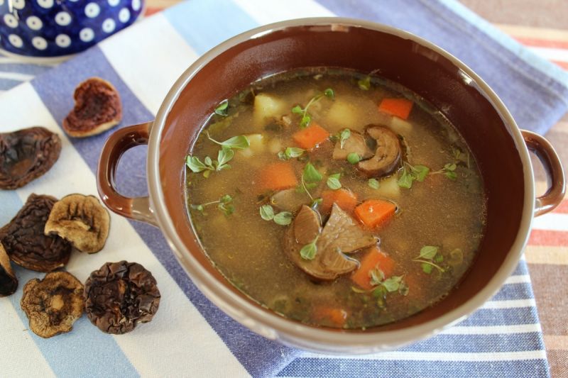 Krupnik z pęczakiem i grzybami