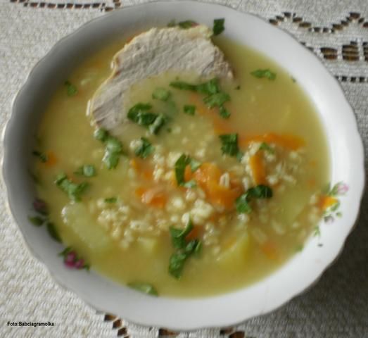 Krupnik z pęczaku na schabie :