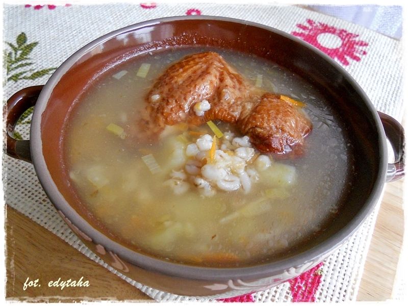 Krupnik z pęczaku na wędzonych skrzydełkach Krupnik z pęczaku na wędzonych skrzydełkach