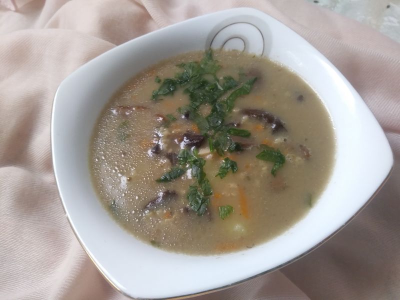 Krupnik ze świeżymi grzybami