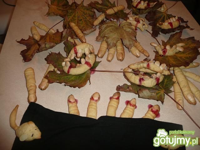 Krwawe szczęki i paluchy wiedźmy...