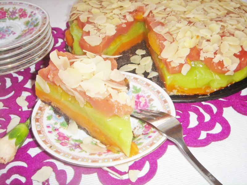 Kubusiowy torcik z brzoskwiniami i migdałami Kubusiowy torcik z brzoskwiniami i migdałami