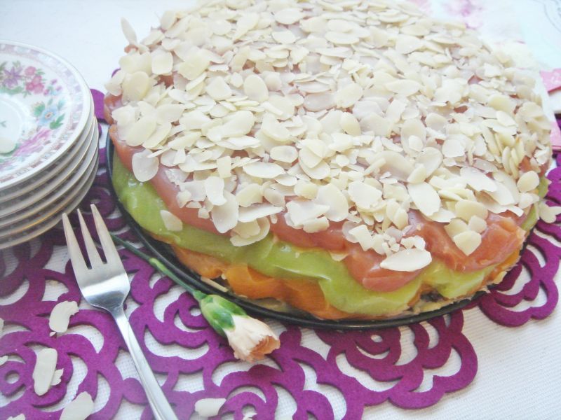 Kubusiowy torcik z brzoskwiniami i migdałami Kubusiowy torcik z brzoskwiniami i migdałami