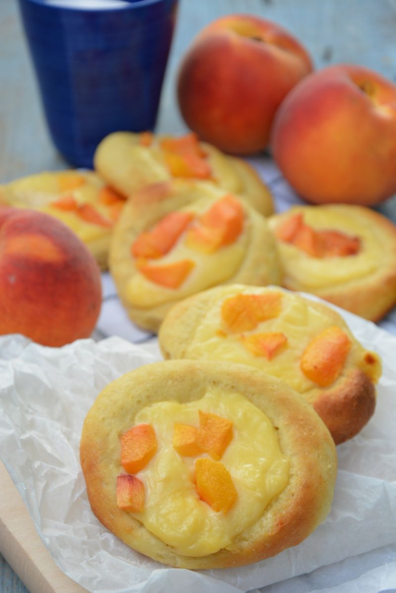 Kukurydziane drożdżówki z budyniem i brzoskwinią