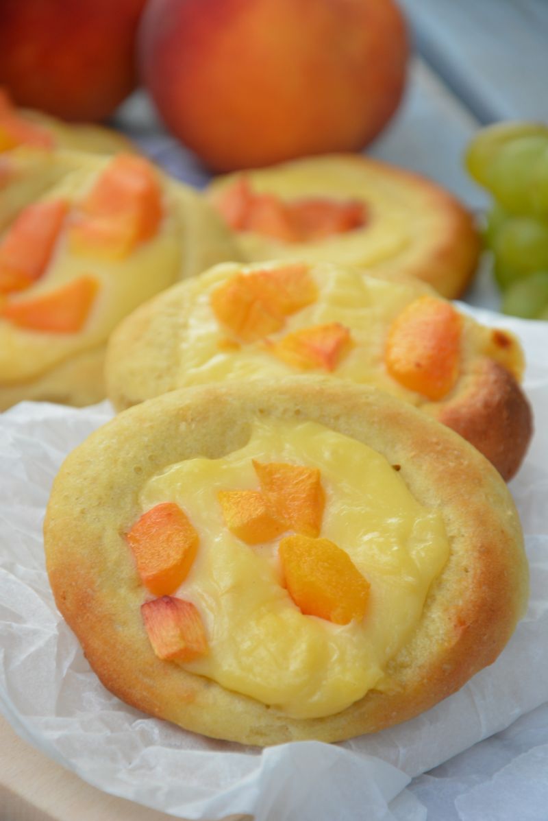 Kukurydziane drożdżówki z budyniem i brzoskwinią