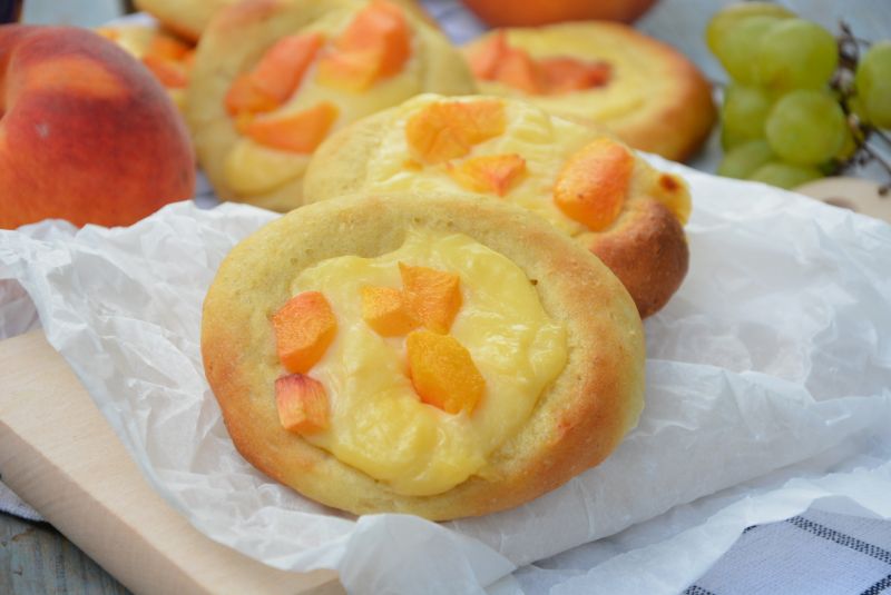 Kukurydziane drożdżówki z budyniem i brzoskwinią