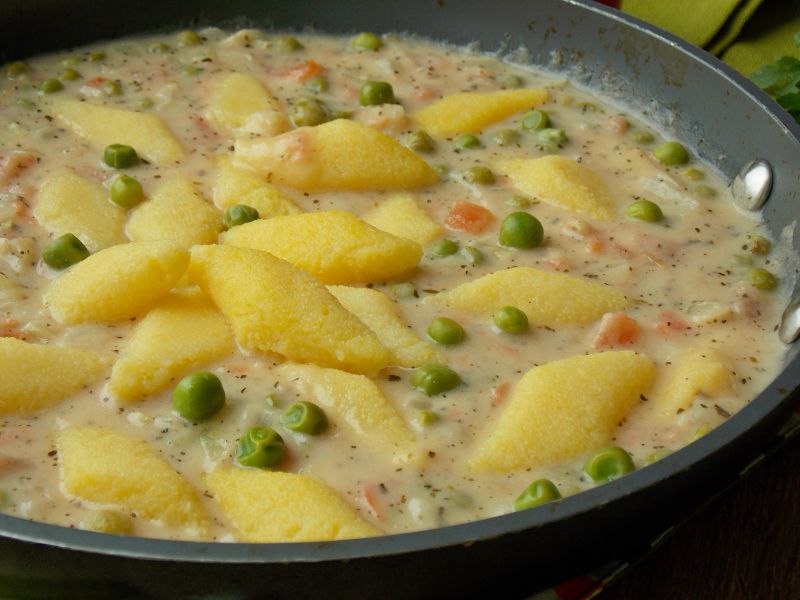 Kukurydziane kopytka w sosie z zielonym groszkiem Kukurydziane kopytka w sosie z zielonym groszkiem