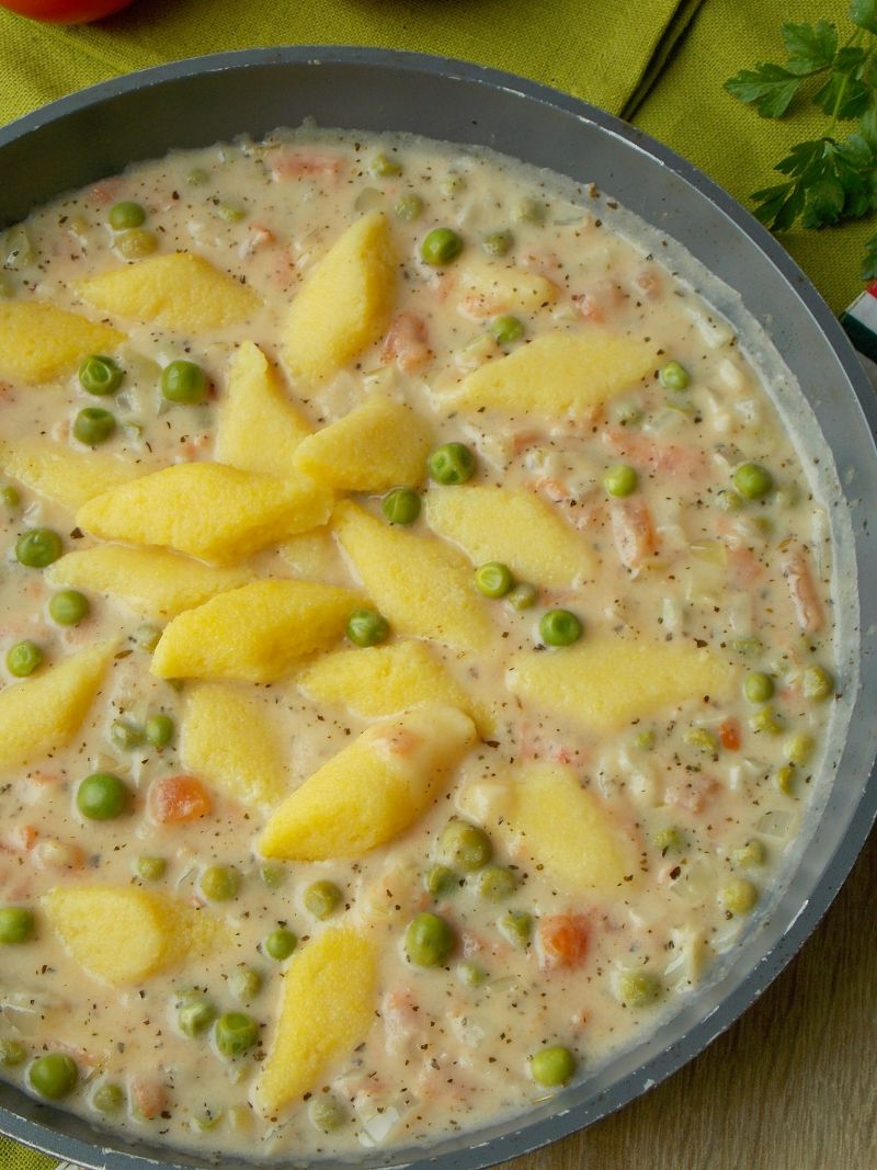 Kukurydziane kopytka w sosie z zielonym groszkiem Kukurydziane kopytka w sosie z zielonym groszkiem