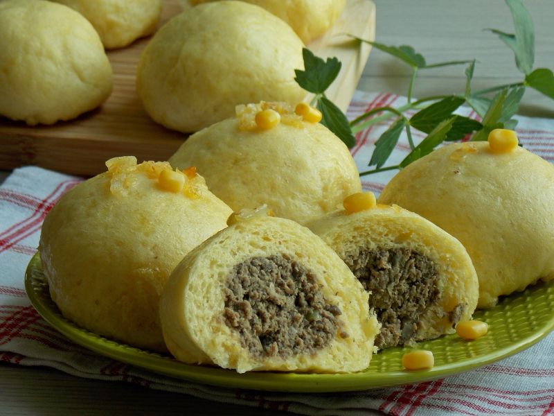 Kukurydziane pampuchy z gotowaną wołowiną