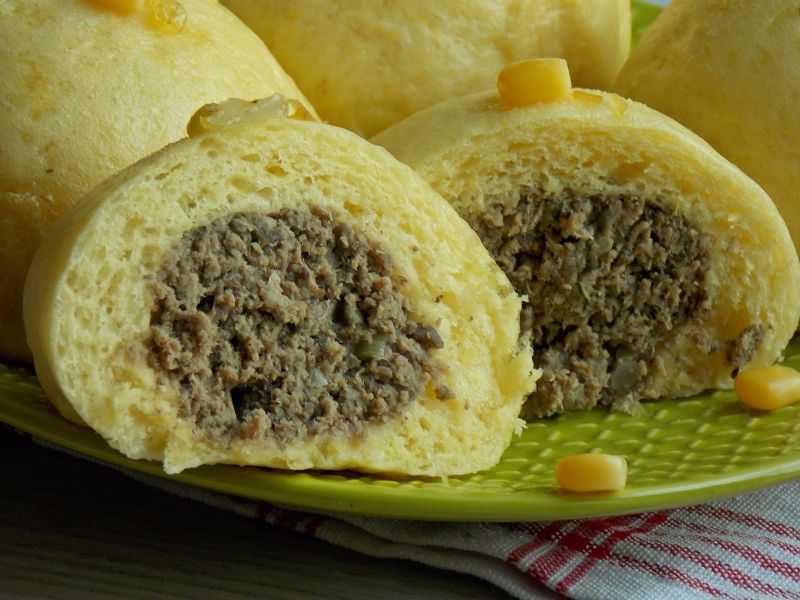 Kukurydziane pampuchy z gotowaną wołowiną