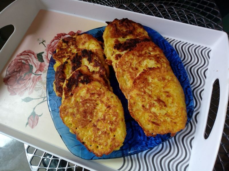 Kukurydziane placki z cukinii z serem feta