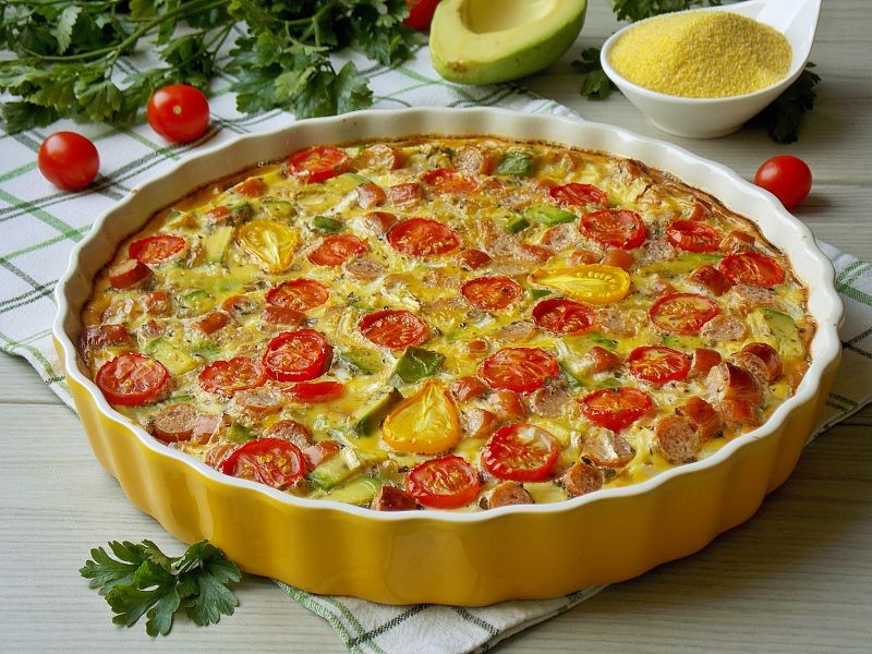 Kukurydziane quiche z kabanosem i warzywami Kukurydziane quiche z kabanosem i warzywami