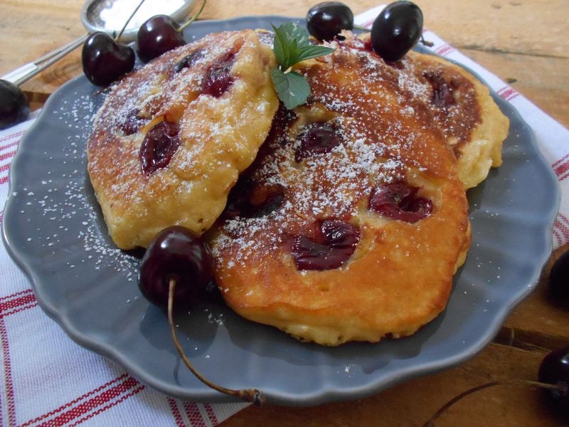 Kukurydziane racuchy z jabłkami i czereśniami