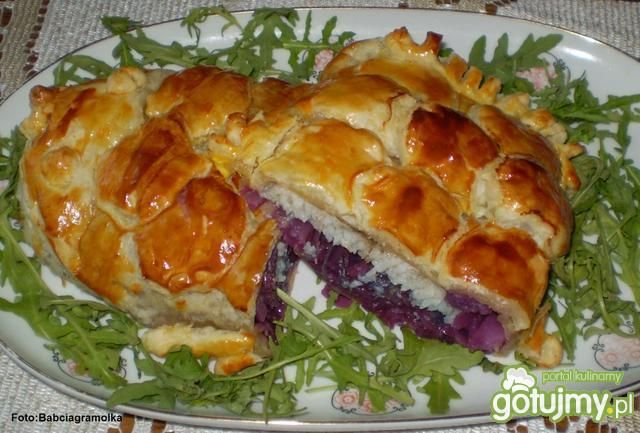 Kulebiak z czerwoną kapusta i rybą 