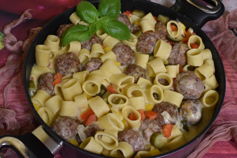 Kuleczki mięsne z makaronem