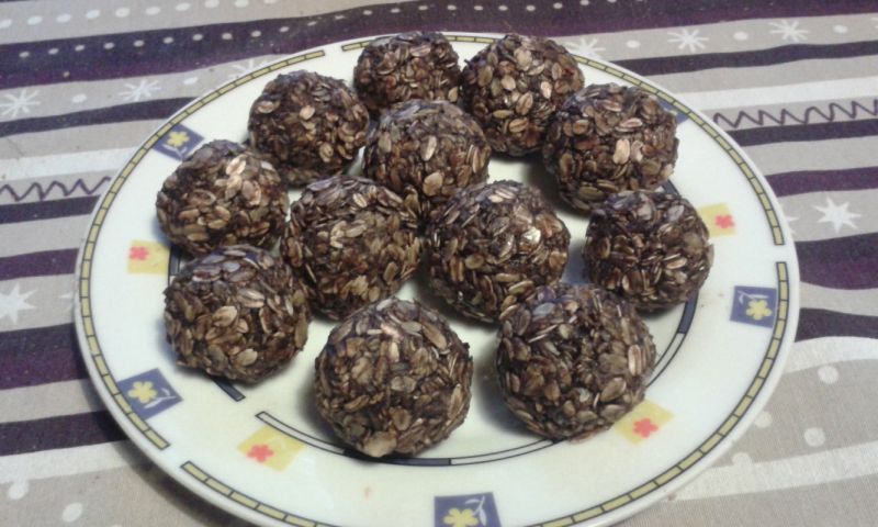 Kuleczki owsiane z kokosem i rodzynkami