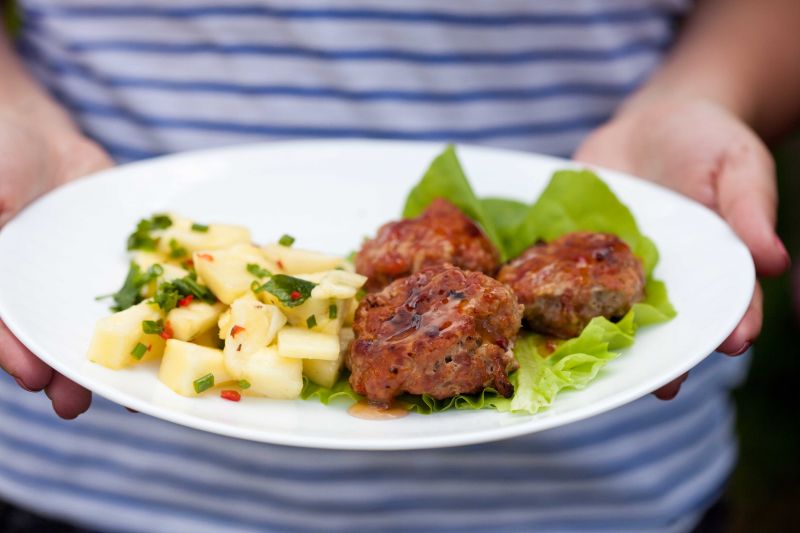 Kuleczki wieprzowe z salsą z ananasa