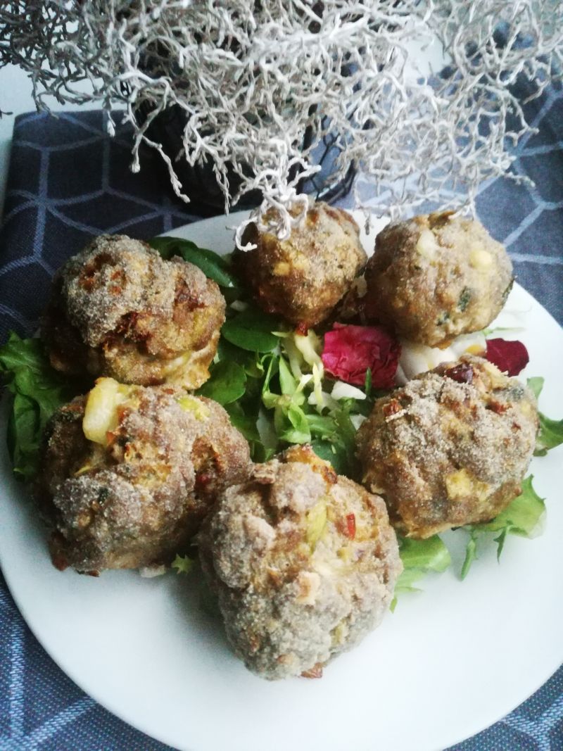 Kuleczki wołowe z mozzarellą w panierce z kaszy  Kuleczki wołowe z mozzarellą w panierce z kaszy