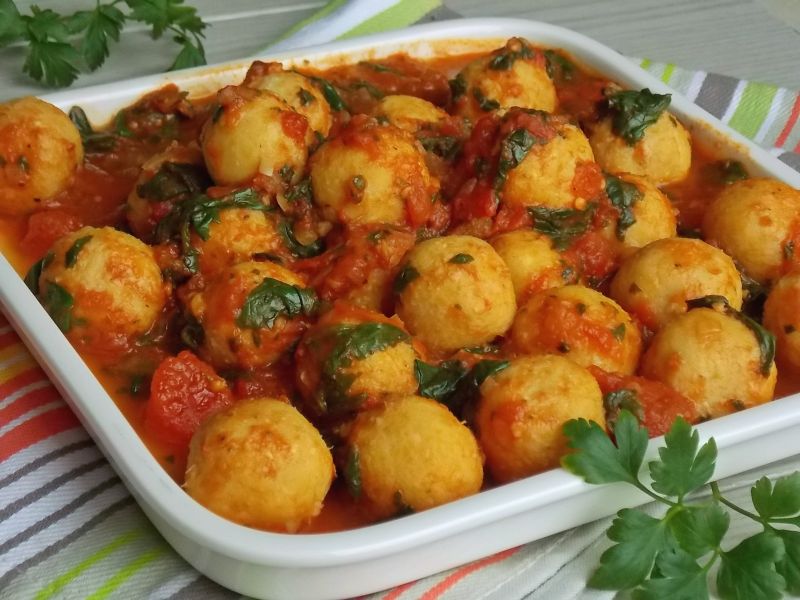 Kuleczki z ciecierzycy w sosie pomidorowym ze szpi Kuleczki z ciecierzycy w sosie pomidorowym ze szpi