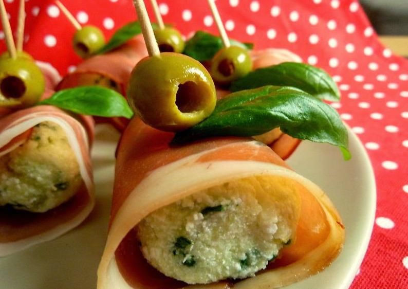 Kuleczki z fety i ziemniaków w szynce parmeńskiej Kuleczki z fety i ziemniaków w szynce parmeńskiej