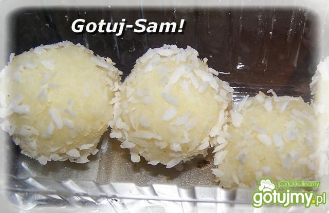 Kulki kokosowe z migdałkiem w środku