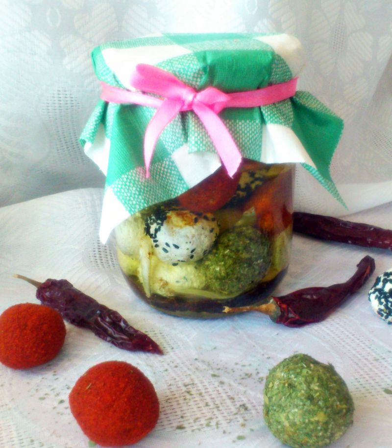 Kulki labneh (w oliwie z dodatkami)