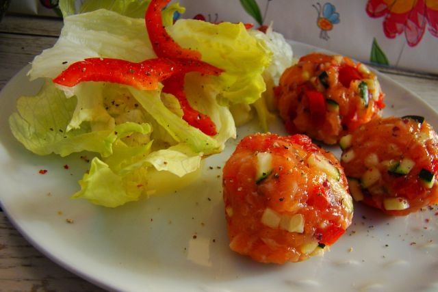 Kulki łososiowe przystawka z warzywami 