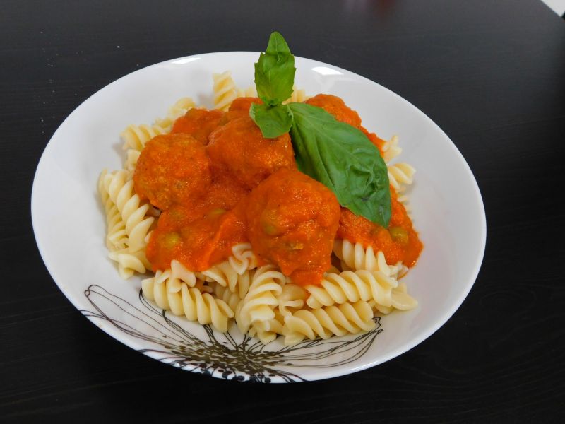 Kulki mięsne w sosie pomidorowym z groszkiem Kulki mięsne w sosie pomidorowym z groszkiem