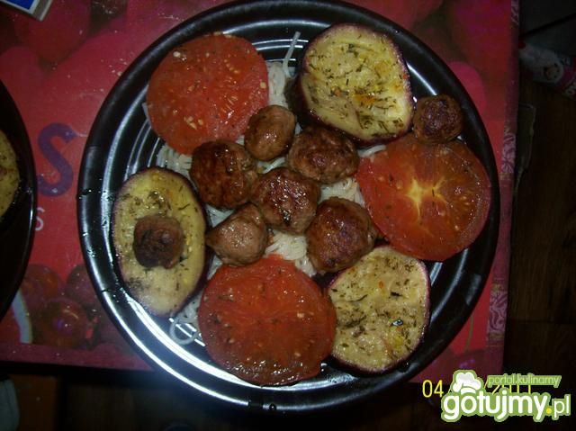 kulki mięsne z bakłażanem i makaronem 