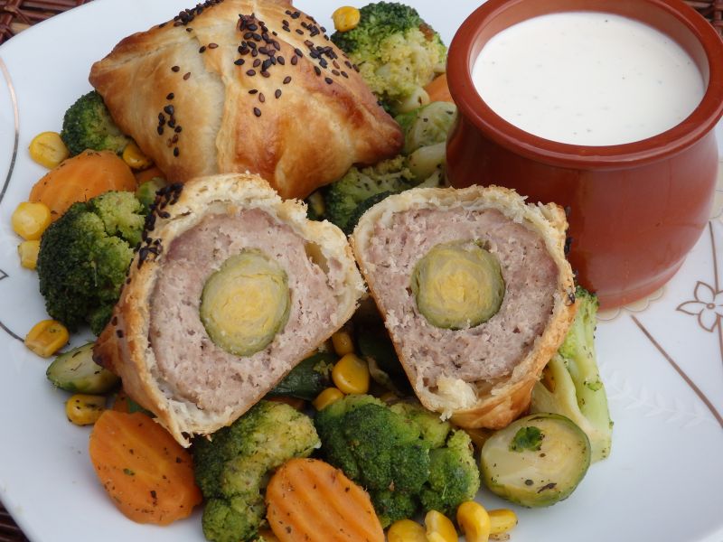 Kulki mięsne z niespodzianką zapiekane w cieście