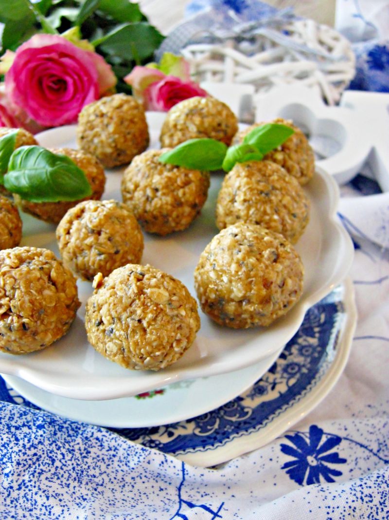 Kulki mocy z masłem orzechowym,płatkami i chia