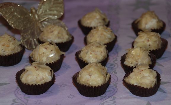 Kulki orzechowe w płatkach migdałowych Kulki orzechowe w płatkach migdałowych